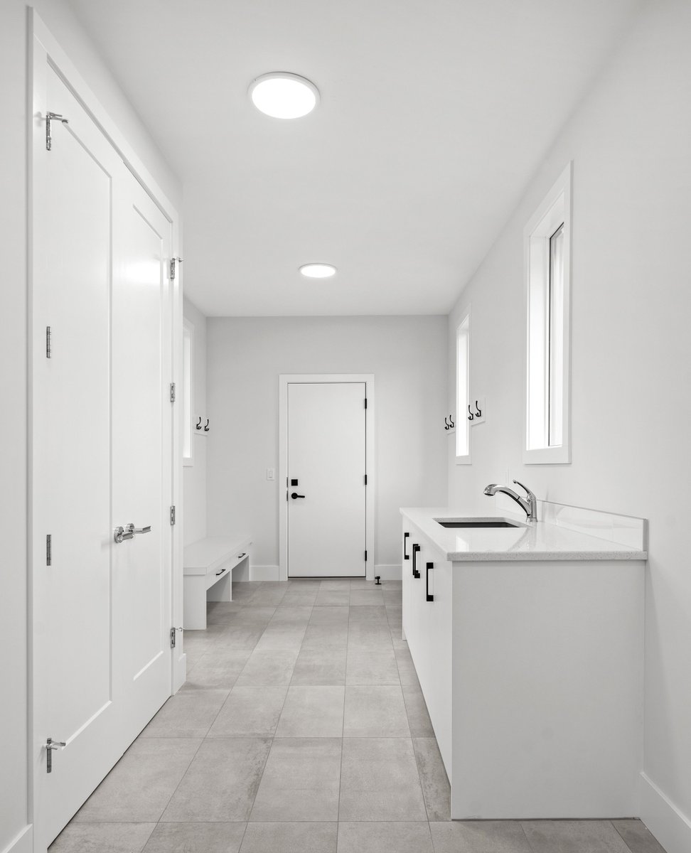 mkldesignstudio's tweet image. Sleek, modern, and functional! This custom back entry &amp;amp; pantry offers the ultimate blend of style and organization—bright, airy, and ready to handle everything
•⁠
•⁠
•⁠
Builder: @sunset_homes
Interiors: @mkldesignstudio

#CustomHome #MKLDesignStudio #MKLInteriors #YYCDesign