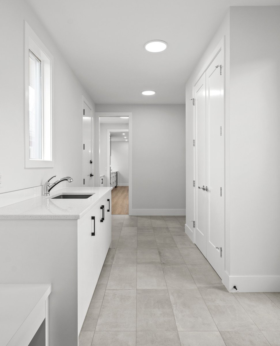 mkldesignstudio's tweet image. Sleek, modern, and functional! This custom back entry &amp;amp; pantry offers the ultimate blend of style and organization—bright, airy, and ready to handle everything
•⁠
•⁠
•⁠
Builder: @sunset_homes
Interiors: @mkldesignstudio

#CustomHome #MKLDesignStudio #MKLInteriors #YYCDesign