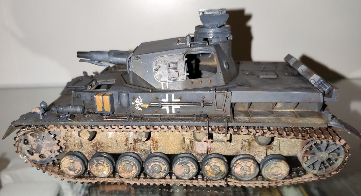 qed_ooe's tweet photo. #Panzer kampfwagen iv von #tamiya. Mal etwas mehr #weathering mit ein  wenig pigmenten, ein wenig ölfarben ...#hobby #scalemodeling #öl #pigmente https://t.co/Kq6W7CIuSe