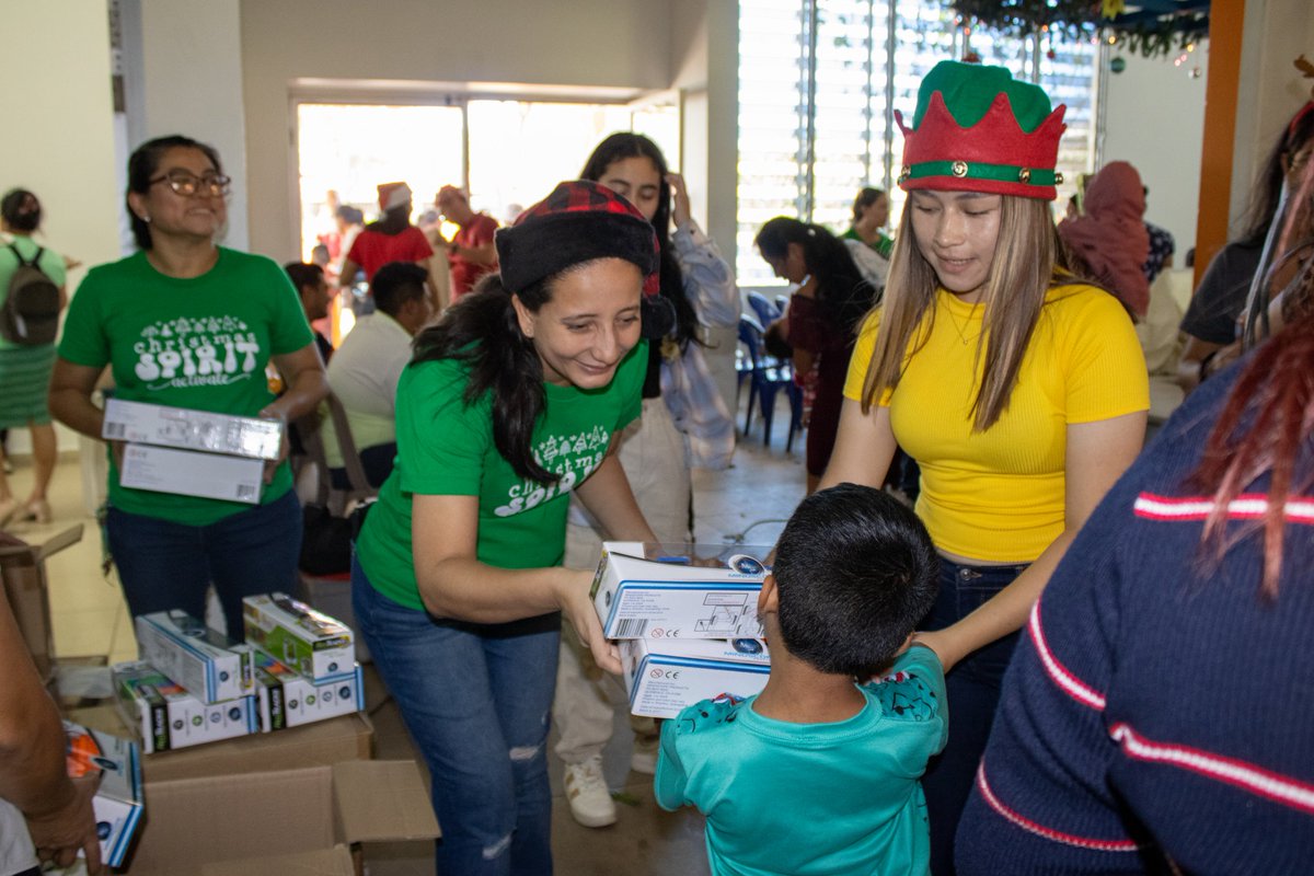 FelipeInteriano's tweet image. 𝐄𝐬 𝐞́𝐩𝐨𝐜𝐚 𝐝𝐞 𝐝𝐚𝐫 𝐲 𝐜𝐨𝐦𝐩𝐚𝐫𝐭𝐢𝐫 🥳🎅

Hoy celebramos la navidad con los amigos de @TeletonSV 🎅🎅 me alegra de ver tantos niños felices. 

#CercaDeLaGente #SiempreenAcción