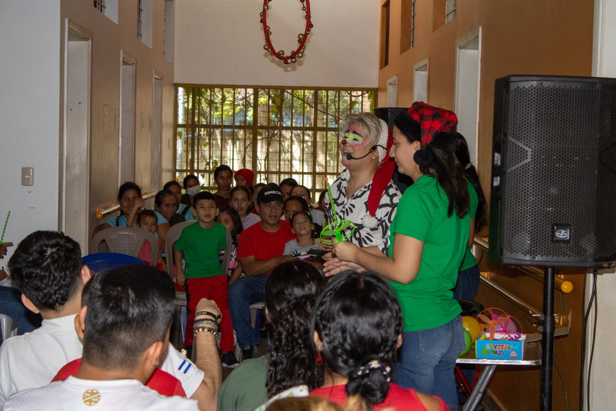 FelipeInteriano's tweet image. 𝐄𝐬 𝐞́𝐩𝐨𝐜𝐚 𝐝𝐞 𝐝𝐚𝐫 𝐲 𝐜𝐨𝐦𝐩𝐚𝐫𝐭𝐢𝐫 🥳🎅

Hoy celebramos la navidad con los amigos de @TeletonSV 🎅🎅 me alegra de ver tantos niños felices. 

#CercaDeLaGente #SiempreenAcción