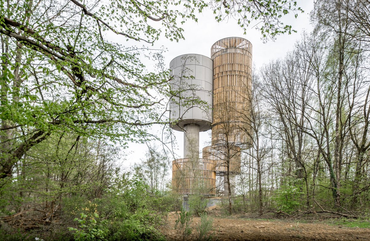 arquitect_viva's tweet photo. Depósito de agua y refugio de aves y mamíferos en Luxemburgo 
Amann Cánovas & Maruri - Temperaturas Extremas 
AMM - Adelino Magalhaes 
https://t.co/hMuJoJmDDI 
Con la intención de integrarse como un árbol más del lugar, este proyecto se sitúa en un bosque de la ciudad de Luxemburgo, que se encuentra dentro de la Red Natura 2000, la cual incluye áreas de conservación para la protección de la biodiversidad en la Unión Europea. Contando con la colaboración de naturalistas y ornitólogos, el reto consiste en insertar en este contexto frágil unos depósitos de agua potable de 1.000 metros cúbicos y 50 metros de altura.