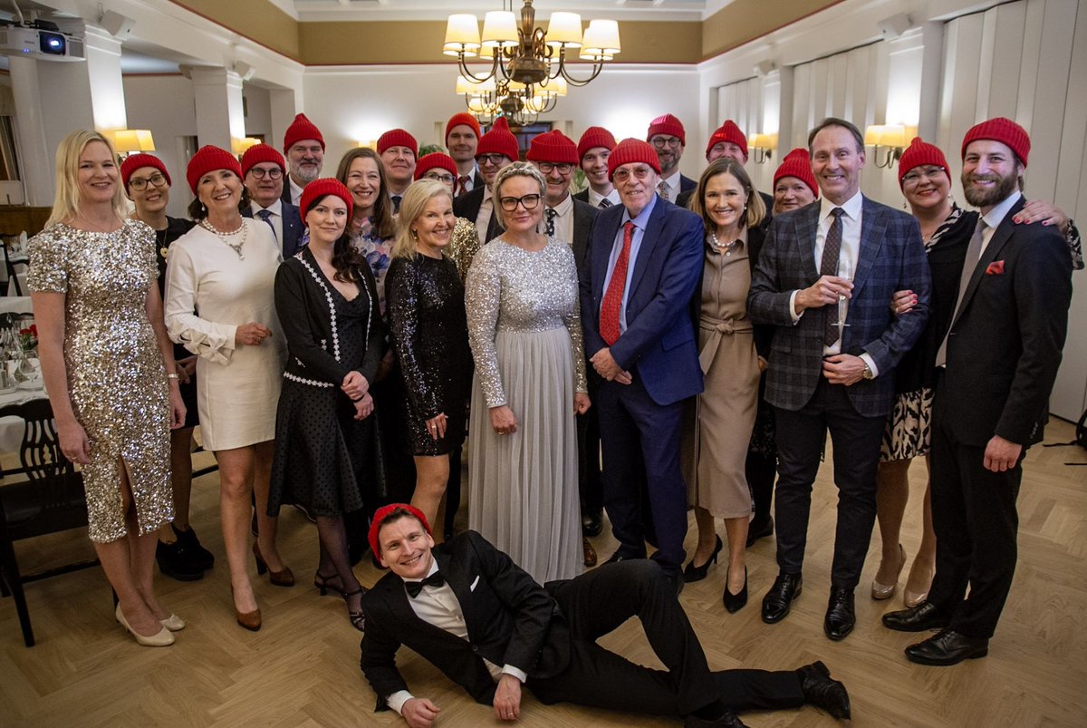 FainaKanerva's tweet photo. Perinteinen kalastusilta pörssiklubilla #pikkujoulut https://t.co/4Wbi2X5ggW