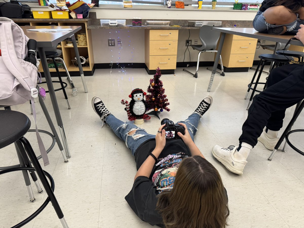 MrskrauseArt's tweet photo. Photo club rocking into the holidays with Bokeh lighting @NitschmannMS @BethlehemAreaSD @BASDRelatedArts #basdart #nitschmannnation #basdproud #middleschoolart https://t.co/odQv3hRNAk