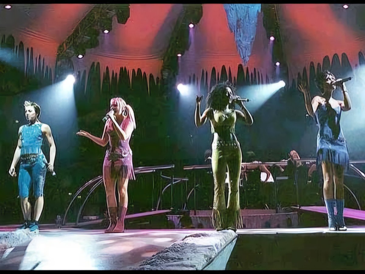 SpiceGirlfanUK's tweet photo. HAPPY 25TH ANNIVERSARY to 

#ChristmasInSpiceworld ❄️🎄🎅 

Who would like to see this fabulous @spicegirls tour released on CD and then to view on streaming services? 

#ChristmasInSpiceworld #SpiceGirls #SpiceGirlsInTheRound #RightBackAtYa #WOMAN #ChristmasMedley 🤶🎁☃️🧑‍🎄 https://t.co/L4S55ftChM