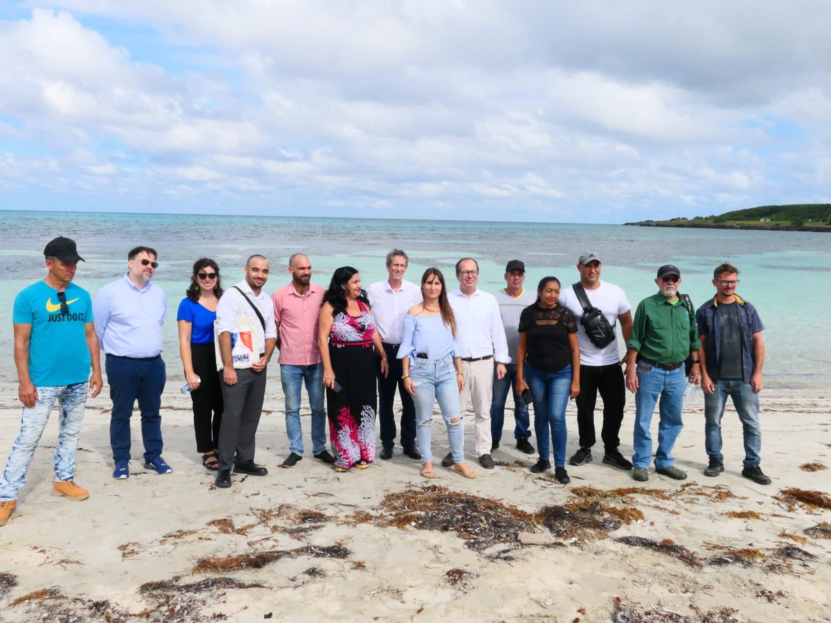El embajador <a href="/BurinLaurent/">Laurent Burin des Roziers</a> , participó en el lanzamiento del proyecto Resiliencia Azul🌊.
 Una iniciativa apoyada por la cooperación 🇫🇷🤝🇨🇺 para proteger la biodiversidad y fortalecer las comunidades frente al cambio climático🌿.

#FranciaenCuba