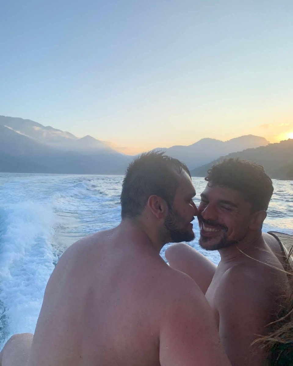 CalmaJuao's tweet photo. Da rede vizinha pra ca, pq quero exaltar o homem com quem sou casado!

Ja são 3 anos juntinhos com muito grude, viagens, aventuras e o melhor disso tudo é que falta ainda uma vida toda pela frente. Nunca achei que viveria algo tão lindo e precioso. https://t.co/R9797G1i0j