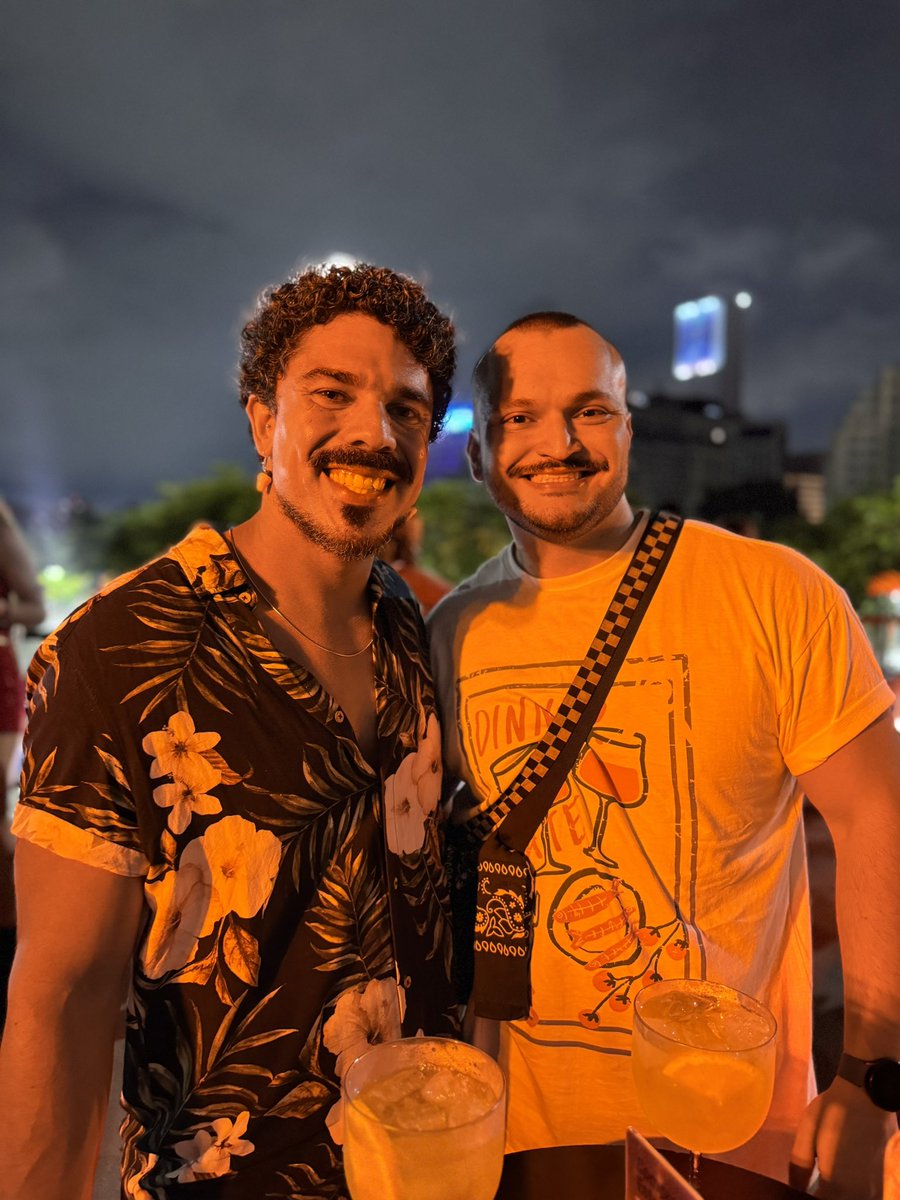 CalmaJuao's tweet photo. Da rede vizinha pra ca, pq quero exaltar o homem com quem sou casado!

Ja são 3 anos juntinhos com muito grude, viagens, aventuras e o melhor disso tudo é que falta ainda uma vida toda pela frente. Nunca achei que viveria algo tão lindo e precioso. https://t.co/R9797G1i0j