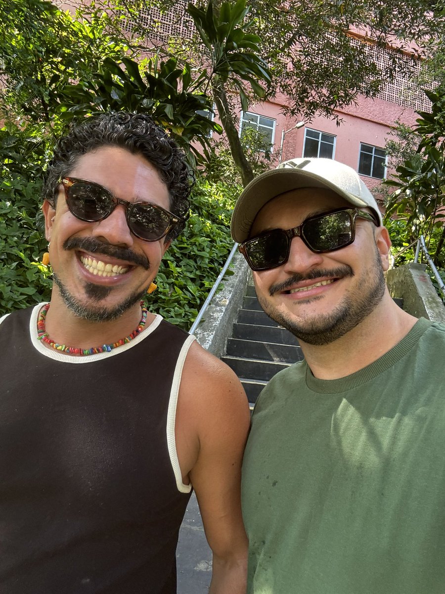 CalmaJuao's tweet photo. Da rede vizinha pra ca, pq quero exaltar o homem com quem sou casado!

Ja são 3 anos juntinhos com muito grude, viagens, aventuras e o melhor disso tudo é que falta ainda uma vida toda pela frente. Nunca achei que viveria algo tão lindo e precioso. https://t.co/R9797G1i0j