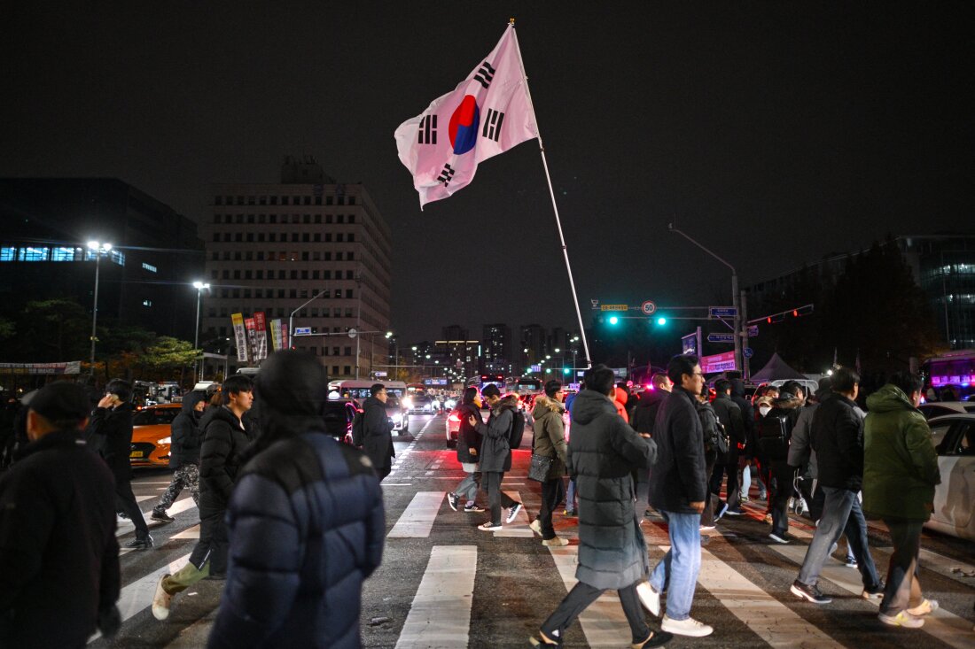 Joshua Reed Eakle 🗽 (@josheakle) on Twitter photo The South Korean timeline of events tonight:
10PM: Martial law declared
12AM: Protestors show up
12:10AM: Assembly votes to lift martial law
1AM: Assembly refuses to leave
4AM: President promises to comply
4:15AM: President complies
With swift action, South Koreans saved their The South Korean timeline of events tonight:
10PM: Martial law declared
12AM: Protestors show up
12:10AM: Assembly votes to lift martial law
1AM: Assembly refuses to leave
4AM: President promises to comply
4:15AM: President complies
With swift action, South Koreans saved their