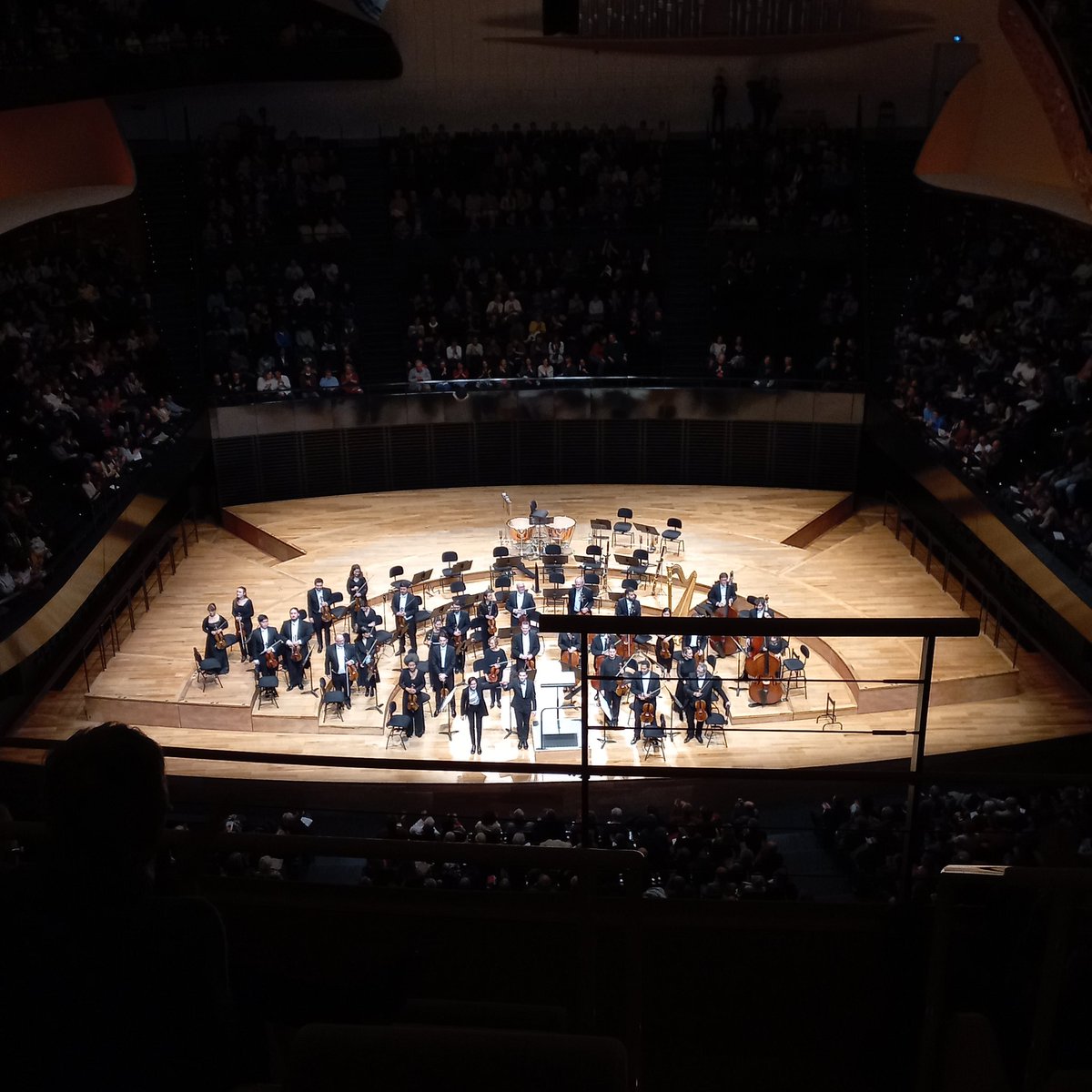 Grossu Minutu 🇪🇺🇺🇦🎗️ (@grossu_minutu) on Twitter photo ✨ Que de belles lumières et couleurs ce soir à la <a href="/philharmonie/">Philharmonie de Paris</a> avec l'<a href="/ONDIF/">Orchestre.nat.IdF</a>, <a href="/schildress_/">Stephanie Childress</a> et <a href="/kaeligboche/">Kaëlig Boché</a> dans un très beau programme Fauré (Masques et Bergamasques), Britten (Les Illuminations) et Mendelssohn (3ème symphonie) !
👏👏👏👏👏 ✨ Que de belles lumières et couleurs ce soir à la <a href="/philharmonie/">Philharmonie de Paris</a> avec l'<a href="/ONDIF/">Orchestre.nat.IdF</a>, <a href="/schildress_/">Stephanie Childress</a> et <a href="/kaeligboche/">Kaëlig Boché</a> dans un très beau programme Fauré (Masques et Bergamasques), Britten (Les Illuminations) et Mendelssohn (3ème symphonie) !
👏👏👏👏👏