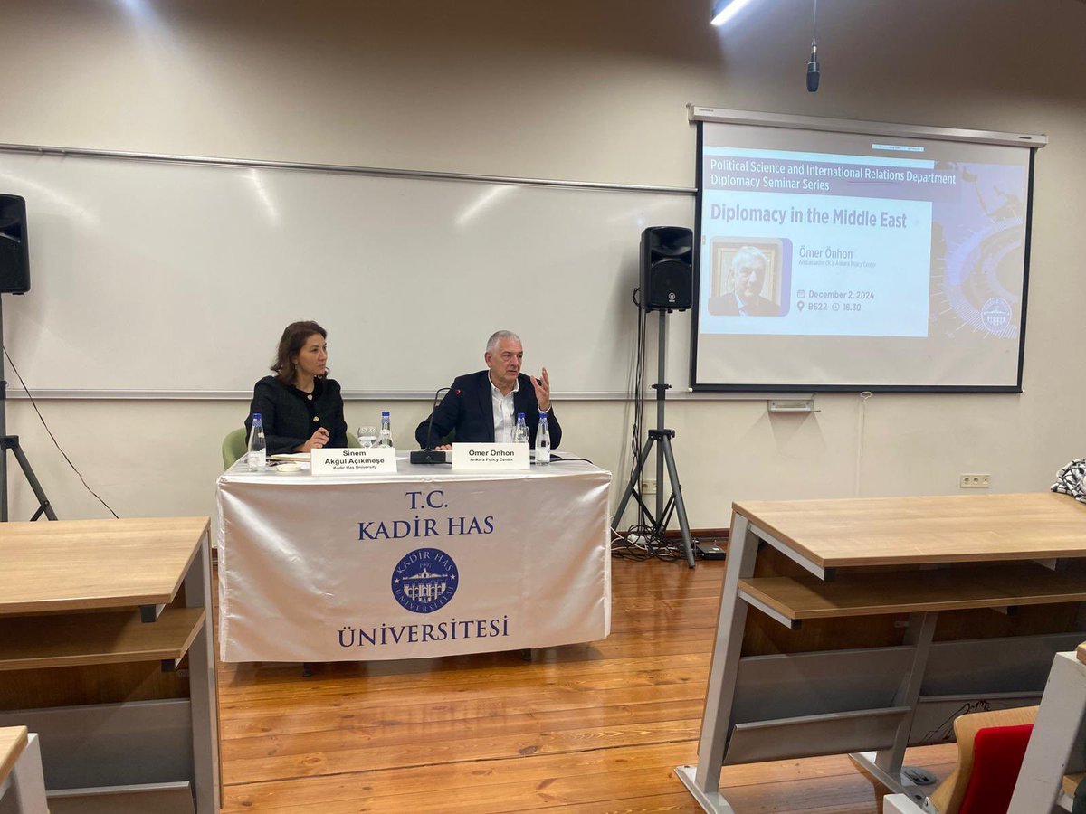 Khas-PSIR (@khas_psir) on Twitter photo Diplomasi Seminerlerimiz kapsamında Büyükelçi <a href="/OmerOnhon/">Ömer Önhon</a>’u <a href="/khasedutr/">Kadir Has Üniversitesi</a> ’de ağırladık. Büyükelçi, ‘Orta Doğu’da Diplomasi’ başlıklı seminerde öğrencilerimizle ve misafirlerimizle bilgilendirici bir sohbet gerçekleştirdi. Diplomasi Seminerlerimiz kapsamında Büyükelçi <a href="/OmerOnhon/">Ömer Önhon</a>’u <a href="/khasedutr/">Kadir Has Üniversitesi</a> ’de ağırladık. Büyükelçi, ‘Orta Doğu’da Diplomasi’ başlıklı seminerde öğrencilerimizle ve misafirlerimizle bilgilendirici bir sohbet gerçekleştirdi.