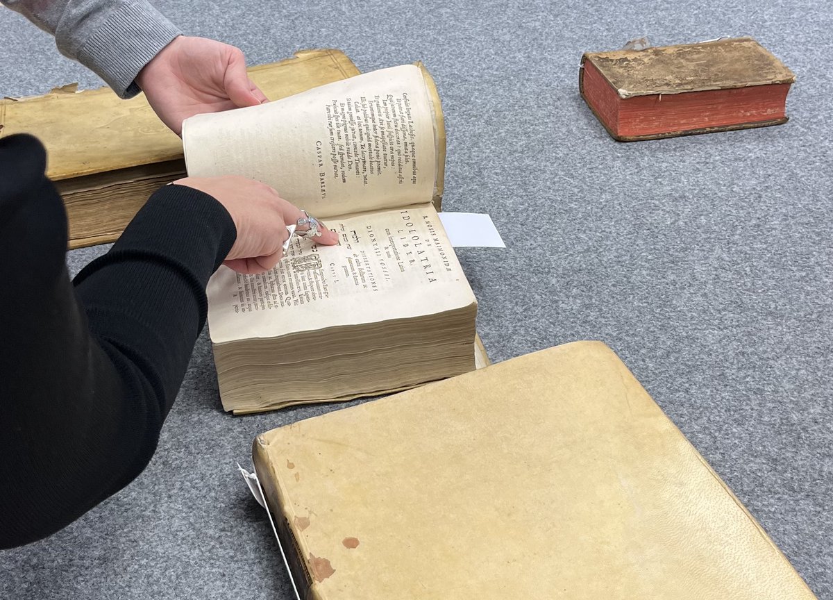 JoserraMarcaida's tweet photo. Hilo 🧵resumen de la sesión de hoy del Seminario Fondos de la Biblioteca Tomás Navarro Tomás, en la que de la mano de nuestro compañero Pablo Toribio (@toribio_p) hemos hablado de “Erudición latina y ciencia barroca”. @Bibtntcsic @CCHS_CSIC #SeminarioFondosTN https://t.co/dEAXid0SHS