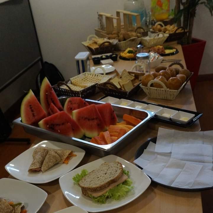 BlaBlaEventos16's tweet photo. La atención al detalle es nuestra prioridad en Bla Bla Eventos &amp; Newsmakers. Así lució el desayuno que organizamos para el equipo de @united United Airlines: una experiencia llena de frescura, sabor y una presentación impecable para iniciar el día con energía. 🍽️🥂 https://t.co/53FU0tsxom