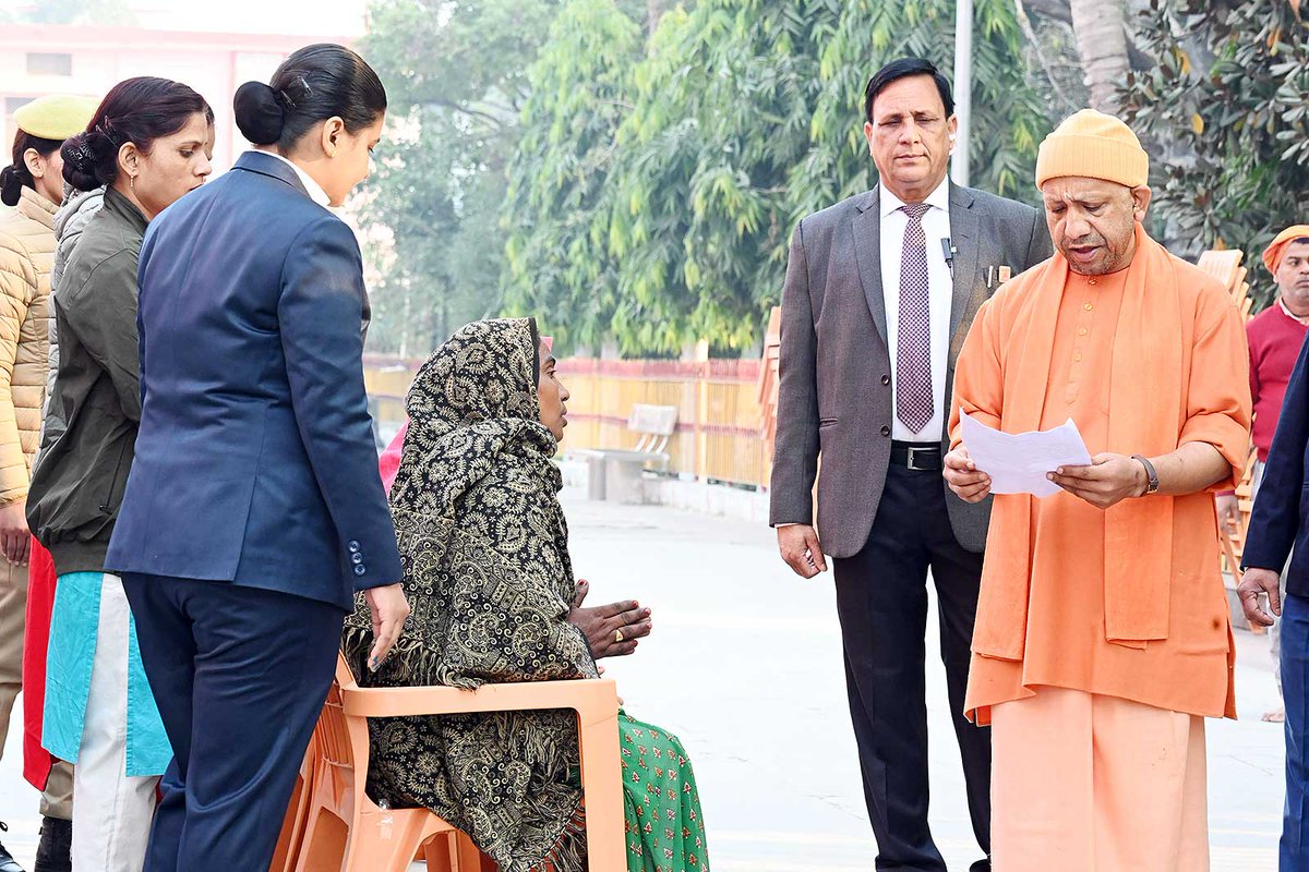 myogioffice's tweet photo. जनता-जनार्दन की समृद्धि और खुशहाली महाराज जी की प्राथमिकता है। 

मु���्यमंत्री श्री @myogiadityanath जी महाराज ने आज @GorakhnathMndr परिसर में आयोजित 'जनता दर्शन' में विभिन्न जनपदों से आए लोगों की समस्याएं सुनीं।

महाराज जी ने संबंधित अधिकारियों को जनसमस्याओं के त्वरित निराकरण हेतु निर्देश दिए हैं।