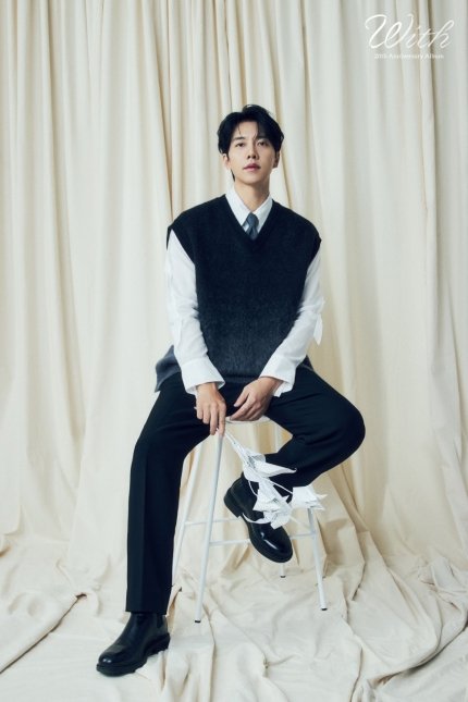 lsgphilippines's tweet photo. Singer and actor Lee Seung-gi releases the album ‘With’ to commemorate the 20th anniversary of his debut. 

🔗https://t.co/5Noxsxh9yT

#LEESEUNGGI #이승기 #With https://t.co/EZ4COyE0QS