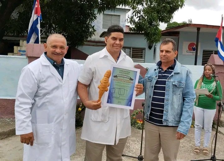 DanelisDia36266's tweet photo. Hoy se llevó a cabo acto conmemorativo por el Día de la Medicina Latinoamericana en la Dirección General de Salud de #Vertiente, la cual fue reconocida a nivel provincial. Durante la ceremonia, se reconocieron las unidades:
#VertientesCreaYAvanza
#CubaPorLaSalud #CubaPorLaVida https://t.co/9QtYV1EKiQ