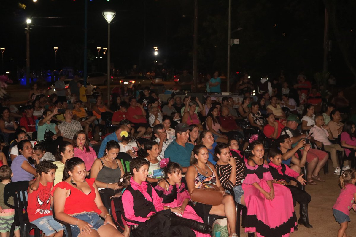 ::. Cierre Anual de la Escuela de Danzas Folclóricas RENACER.
11 años con la danza.
Esta actividad se llevó a cabo el pasado fin de semana, fue organizado por la Profesora Ayelén Acuña y participaron diferentes Escuelas de Danzas invitadas.
Les dejamos unas postales...