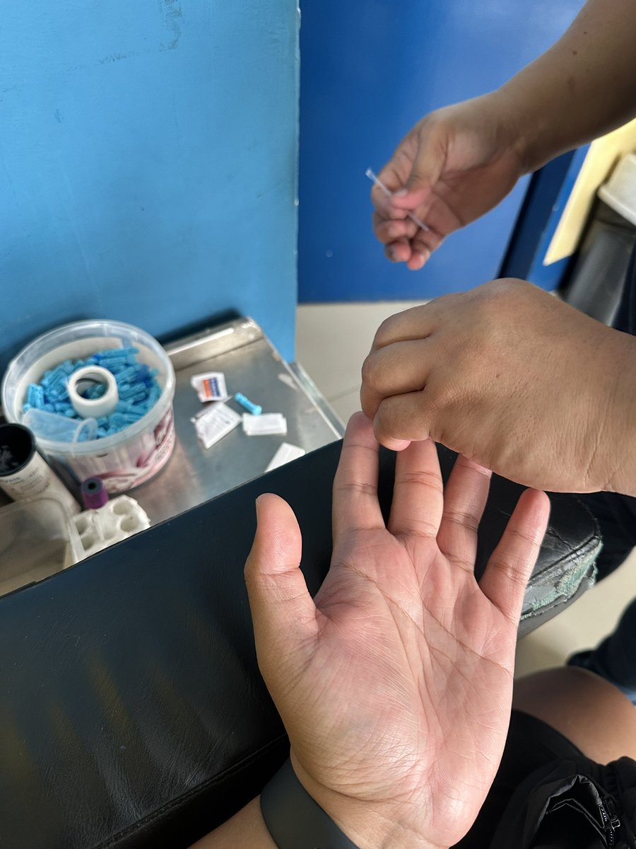 justwastedlove's tweet photo. holding hands muna kami ni ateng med tech. done with refill. CD4 also almost doubled. it’s my highest ever! 💪🏼 https://t.co/4AdWnqsXcU