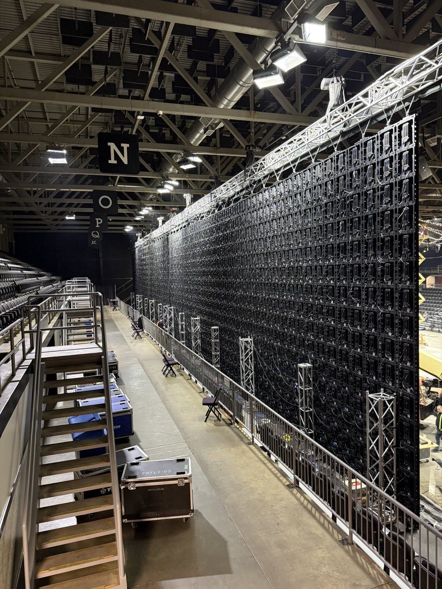 JonBeckett2's tweet photo. Yeah this is a pretty big #LedWall
@yegexpocentre 
#StayTuned
Exciting! 
🎅🏻🎄
@productionworld https://t.co/PuFrXYn725
