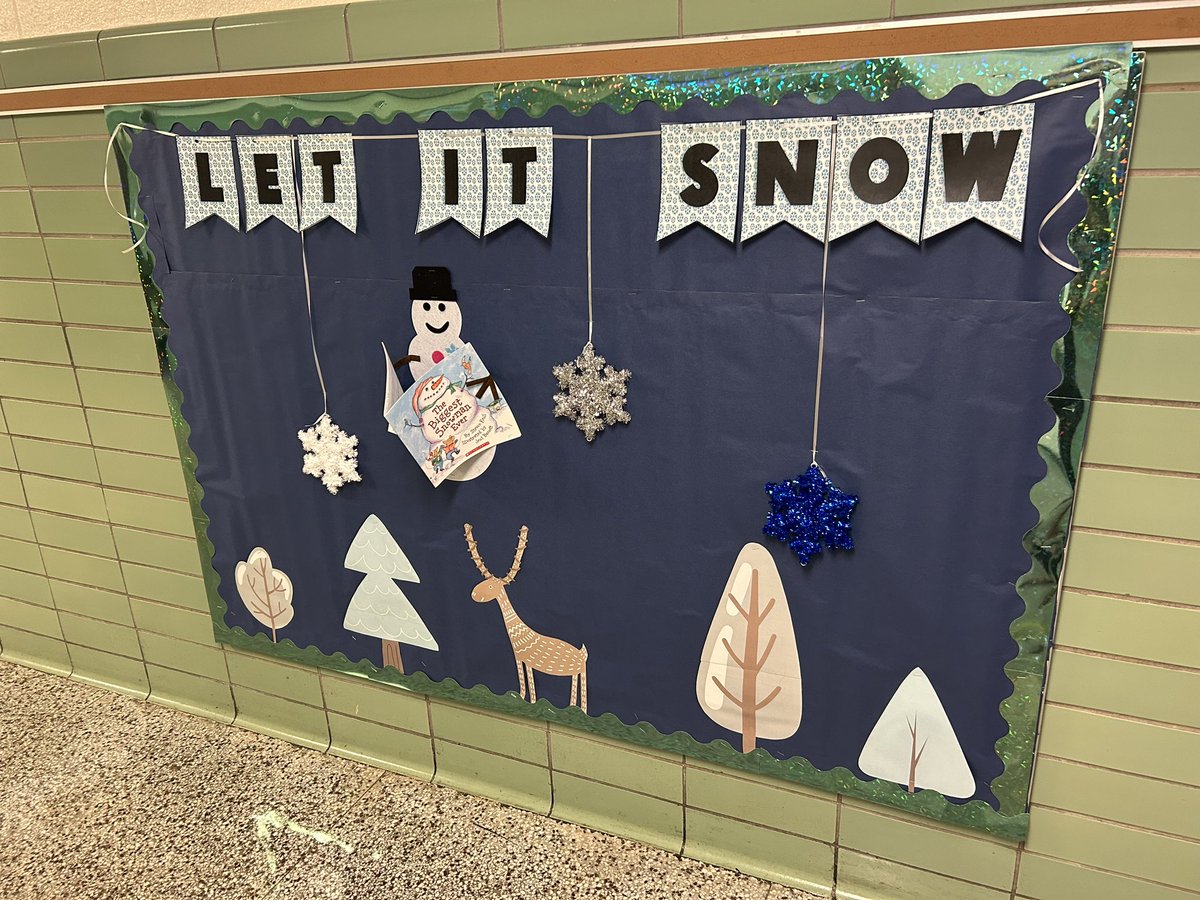 MsLibraryLadyy's tweet photo. Winter door decoration contest! ❄️ https://t.co/wPSO621Bc3