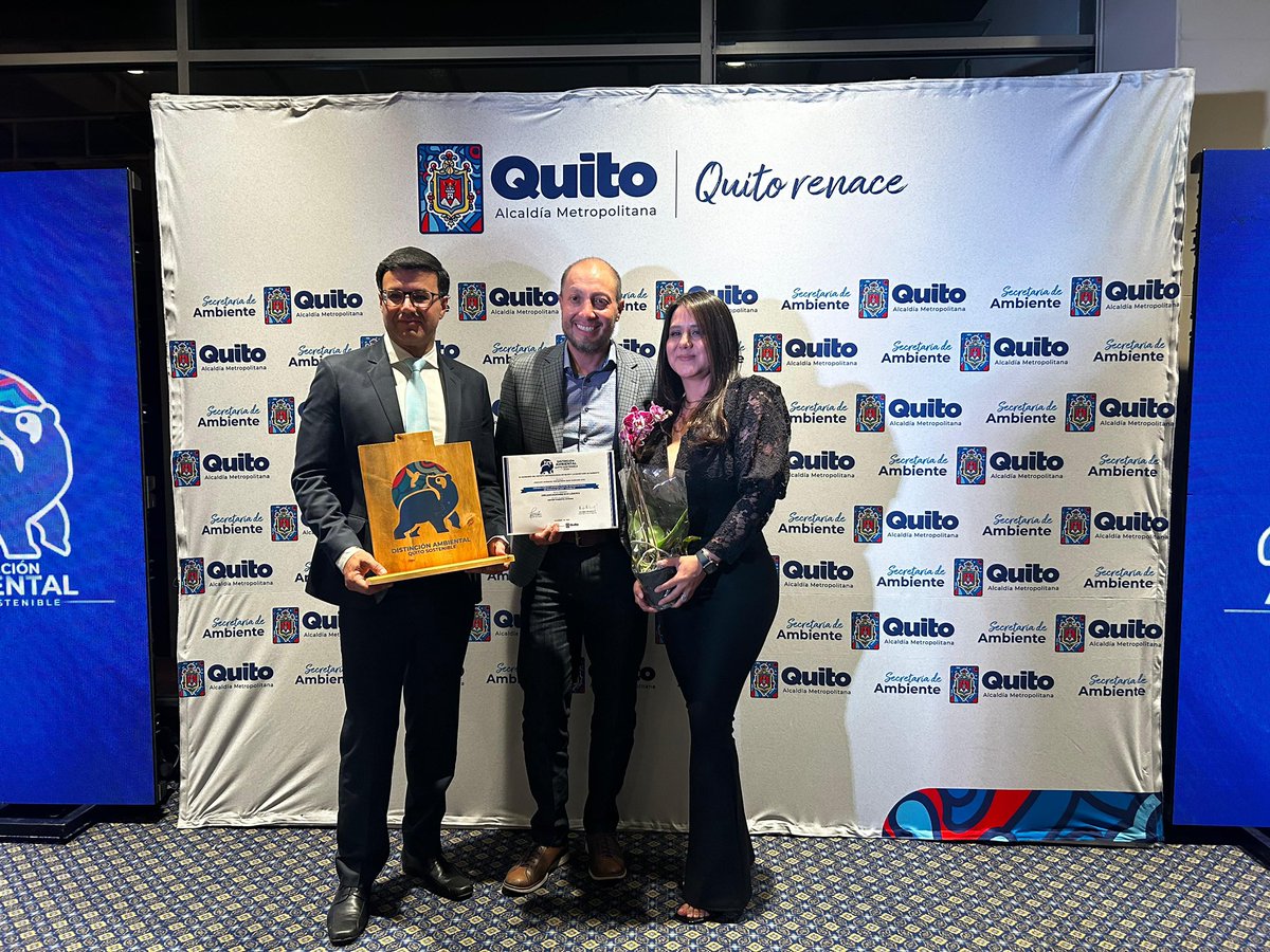 EMGIRSEP's tweet photo. 🏆 #Quitosostenible | Hoy, en el evento organizado por la Secretaría de Ambiente, "Distinción Ambiental Metropolitana Quito Sostenible 2024", EMGIRS EP fue reconocida con el premio en la Categoría: Organizaciones Eco-Líderes 🌟, bajo la temática: Gestión Ambiental Integral 🌱, gracias a nuestro trabajo destacado en el manejo del relleno sanitario de "El Inga" ♻️.

Este reconocimiento refleja nuestro compromiso con la gestión eficiente y responsable de los residuos sólidos en el Distrito Metropolitano de Quito 🌍, contribuyendo activamente a la sostenibilidad ambiental y a la mejora de la calidad de vida de la comunidad 👥.

Seguimos trabajando con dedicación para implementar soluciones innovadoras y sostenibles que garanticen un manejo adecuado de los residuos 🔄, fomentando una cultura ambiental más consciente 💚. 

¡Gracias a todos quienes forman parte de este esfuerzo colectivo por un Quito más verde y sostenible! 🌳✨

Con gestión responsable, #QuitoRenace 📢