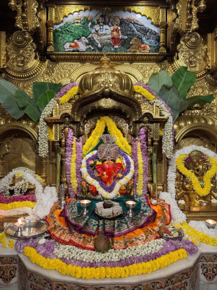GloryofGanesha's tweet photo. 🙏 🌹💐🍃श्री गणेशाय नमः 🍃💐🌹🙏
श्री सिद्धिविनायक #मुंबई चा राजा प्रातःकालीन आरती श्रृंगार दर्शन।
Shri Siddhivinayak #Mumbai cha Raja Pratakalin Aarti Shringar Darshan.
०४ दिसंबर २०२४,बुधवार, मार्गशीर्ष शुक्ल #तृतीया
04 November 2024,Wednesday, Margshish Shukl #Tritya https://t.co/EKYTt58Cm3