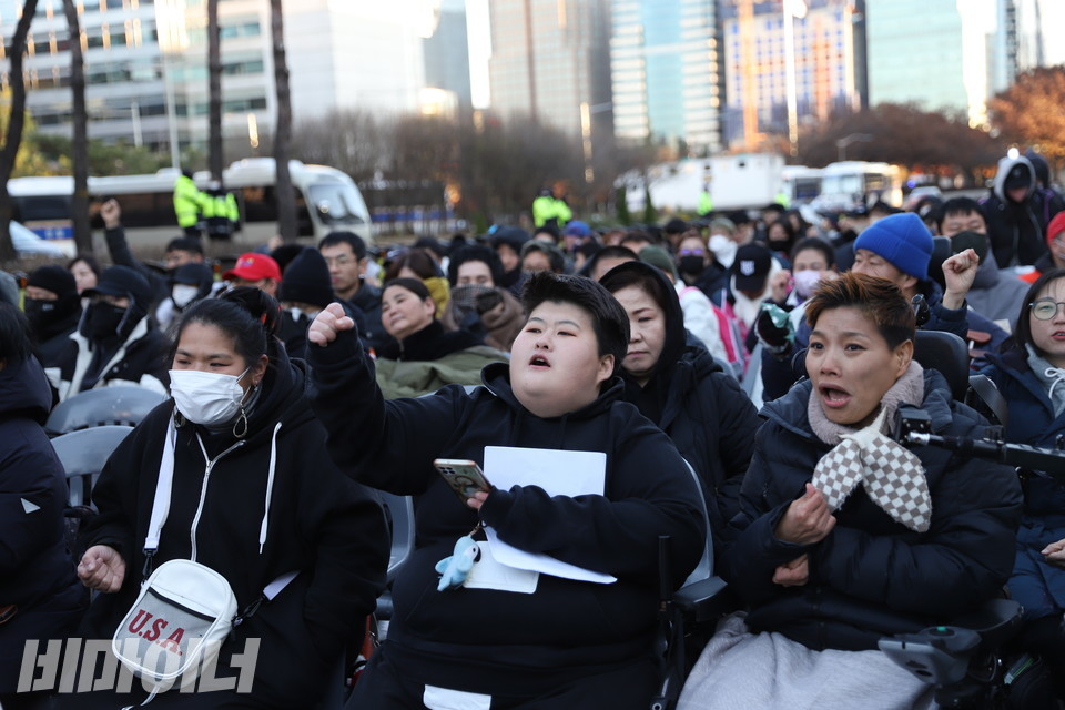 _BeMinor's tweet photo. 어젯밤(3일), 윤석열 대통령 비상계엄령 선포후 6시간 만에 해제했습니다.
세계장애인의 날 맞은 장애인들은 비상계엄령 선포 이전부터 이후까지 국회에서 투쟁을 지속하고 있습니다.
3일 오후 장애인 1천 명이 모여 권리중심공공일자리지원특별법 제정을 촉구했습니다.

📝https://t.co/NPpJvdJpMl https://t.co/Lu1wDenwlJ