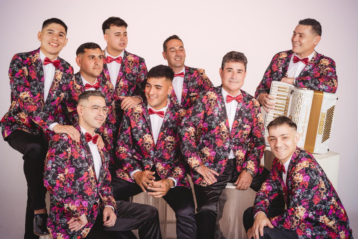 loslirios_ok's tweet photo. 40 AÑOS A TODA ORQUESTA.
#EnTuPiel #SiempreSiempreLIRIOS #ClásicoSantafesino
#PuraCumbia https://t.co/9gvnyesjJc