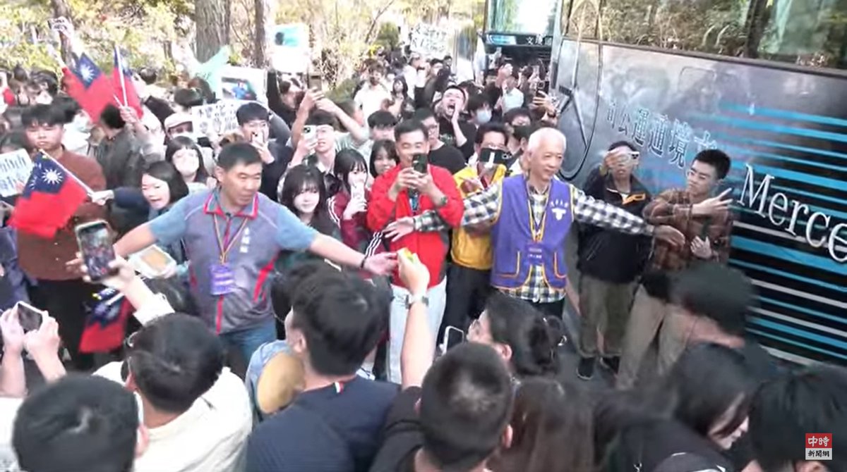 tseng_weichen's tweet photo. 馬英九共青統戰團在清大像是過街老鼠

年輕人是激不得的。在馬英九共青統戰團週日辱台後，昨赴台大就引發強烈的抗議；今天去清大，清大生的抗議陣仗一定不想被比下去。

果然，清大生群起來抗議。這群欺善怕惡的中國應召鼠輩們就只能像過街老鼠般，落荒而逃。 https://t.co/4eEqoP10Ss