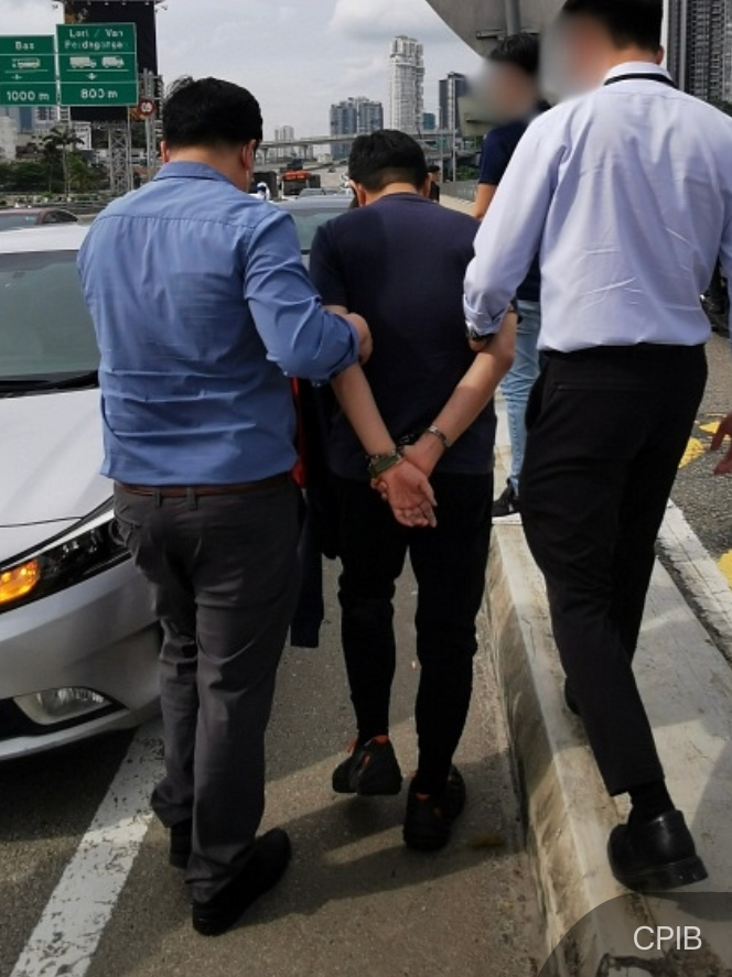 NewsBFM's tweet photo. A 19-year manhunt for Singaporean tycoon Ng Teck Lee, wanted for embezzling $72 million, ended on Dec 3 with his arrest in Johor Baru alongside his wife.

Ng, then-CEO of Citiraya Industries, was on the run since 2005 after being accused of misappropriating over $51 million.

🧵1 https://t.co/De27mhaPs1
