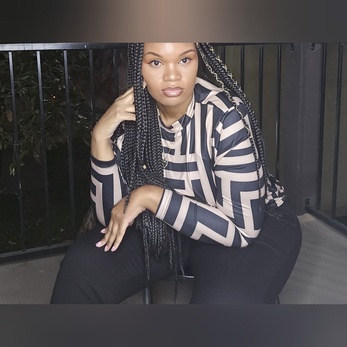 bombbleezy's tweet photo. In my own world 🌸 https://t.co/pWldkiJma4