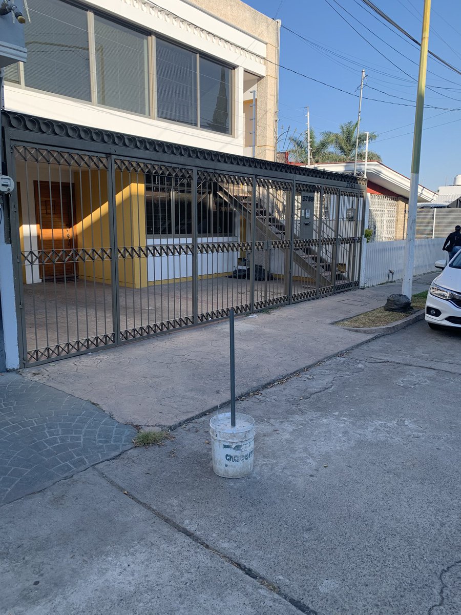 DonFelipe6's tweet photo. @GuadalajaraGob Quiero reportar a la vecina que pone un bote con cemento bloquendo maniobras de los que debemos entrar y salir de nuestra cochera, la vecina es de la casa 3709 de calle San Martin de Porres entre calle San Gilberto y Av San Ignacio CP 45040, se puede retirar el bote y multarla? https://t.co/mNZkXXLYJT
