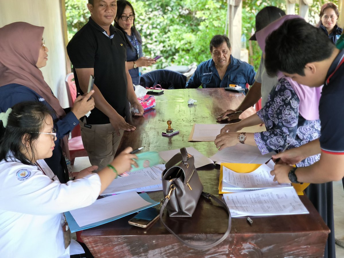 SenolinggiW's tweet photo. Kamis (14/11), Veny Senolinggi, LuhKan Kab. Tolitoli, bersama Dinas perikanan melakukan pendampingan bantuan pemerintah KKP di Kel. Ogo Payau Desa Ginunggung, Kec. Galang, Kab. Tolitoli 
#Luhlapor
#Tolitoli
#LuhkanSatminkalBitung https://t.co/BvZw0IySvl