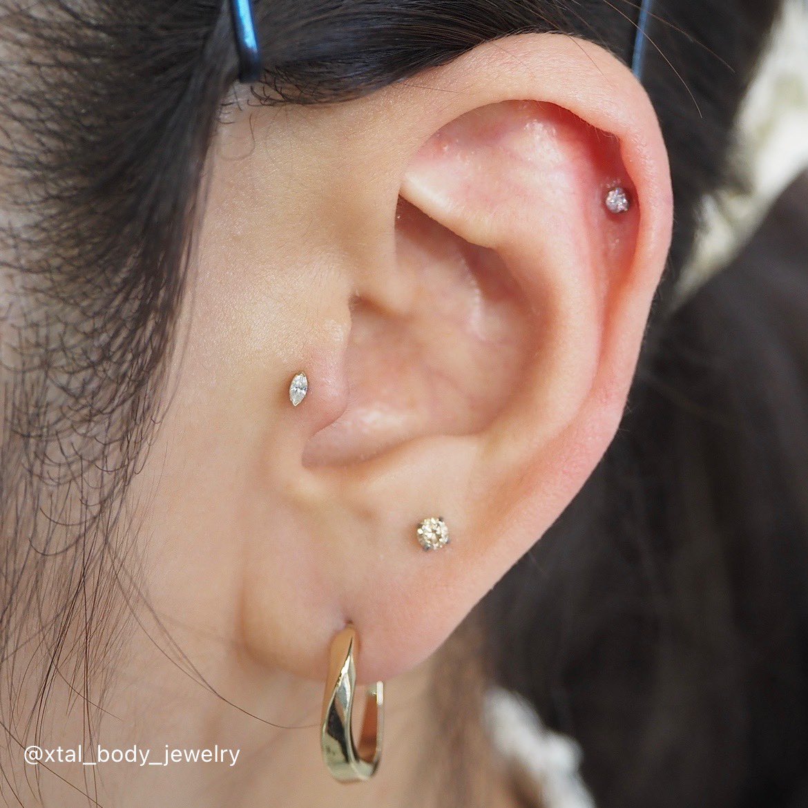 xtalbodyjewelry's tweet photo. 本日も12:00OPENとなります！
お問い合わせはお電話、DM、HPのお問い合わせフォームよりお待ちしております！

トラガス
ANATOMETAL / ラブレットスタッドwithマーキーズベゼルエンド
素材 / チタン、18K

#奈良 #bodypiercing #bodypierce #tragus #ボディピアス #anatometal https://t.co/j4Bdh9FFon