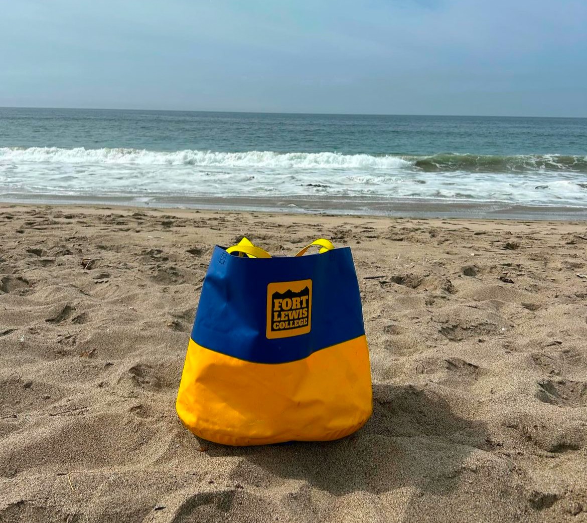 We are only 45 alumni donors away from reaching our alumni goal and unlocking 30k!
So....Any alumnus who donates to the Alumni Scholarship Fund between now and midnight will be entered into a drawing to win this custom FLC Jack's Plastic bucket bag.
givingday.fortlewis.edu/giving-day/957…