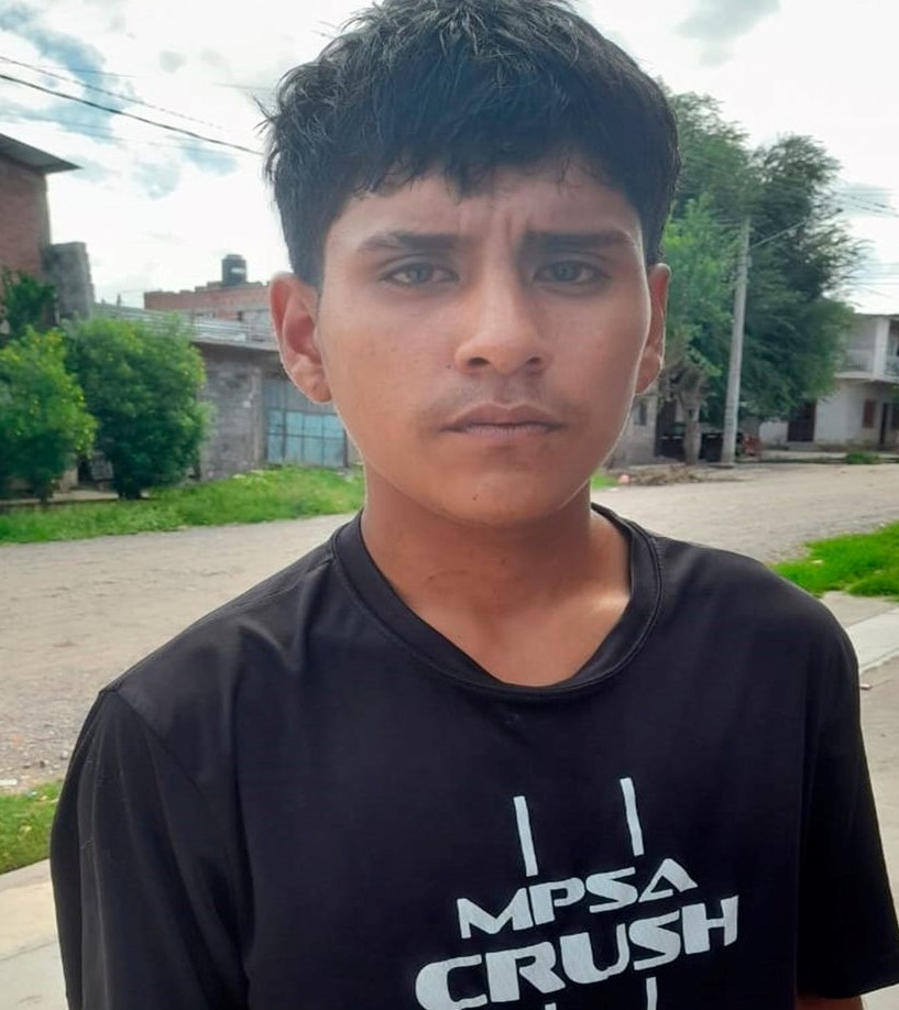 Facundo Uriel Machaca tiene 15 años, desapareció el 3/12/24 en Alto Comedero, San Salvador de Jujuy. Es delgado, altura 1,71. Vestía campera blanca desgastada, remera negra, pantalón negro y zapatillas blancas. Avisar #Urgente al☎️388-6828607, o 911 

#Jujuy