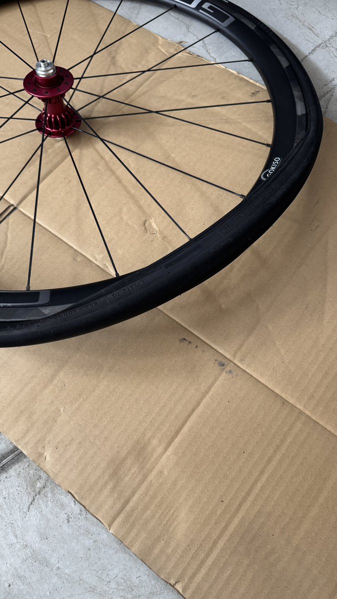 自転車人生多分初の、どう頑張っても私にははめられない状態体験中。
これじゃ奇跡的にはめられても、パンク修理が怖くてソロで山ライドできないぞ…。
そして、自力でチューブ交換できない初心者さんの気持ちを想像する…。