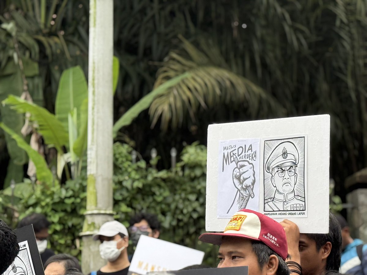 Ili Aqilah 🍉 (@theiliaqilah) on Twitter photo Perarakan pagi ini ke Parliamen untuk tuntutan kebebasan media
#mediafreedom
<a href="/MediaGeramm/">GerakanMediaMerdeka</a>
<a href="/CIJ_Malaysia/">Centre for Independent Journalism</a>
<a href="/SUARAMtweets/">Suara Rakyat Malaysia</a>
<a href="/bersihofficial/">BERSIH</a>
📸 Ili Aqilah Perarakan pagi ini ke Parliamen untuk tuntutan kebebasan media
#mediafreedom
<a href="/MediaGeramm/">GerakanMediaMerdeka</a>
<a href="/CIJ_Malaysia/">Centre for Independent Journalism</a>
<a href="/SUARAMtweets/">Suara Rakyat Malaysia</a>
<a href="/bersihofficial/">BERSIH</a>
📸 Ili Aqilah