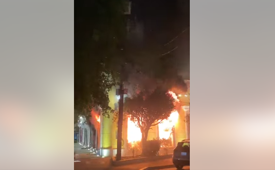 Riodoce_mx's tweet photo. #Mazatlán | Esta noche reportan fuerte incendio en el #MuseodeArte en Mazatlán. https://t.co/PQsvWSmg1f