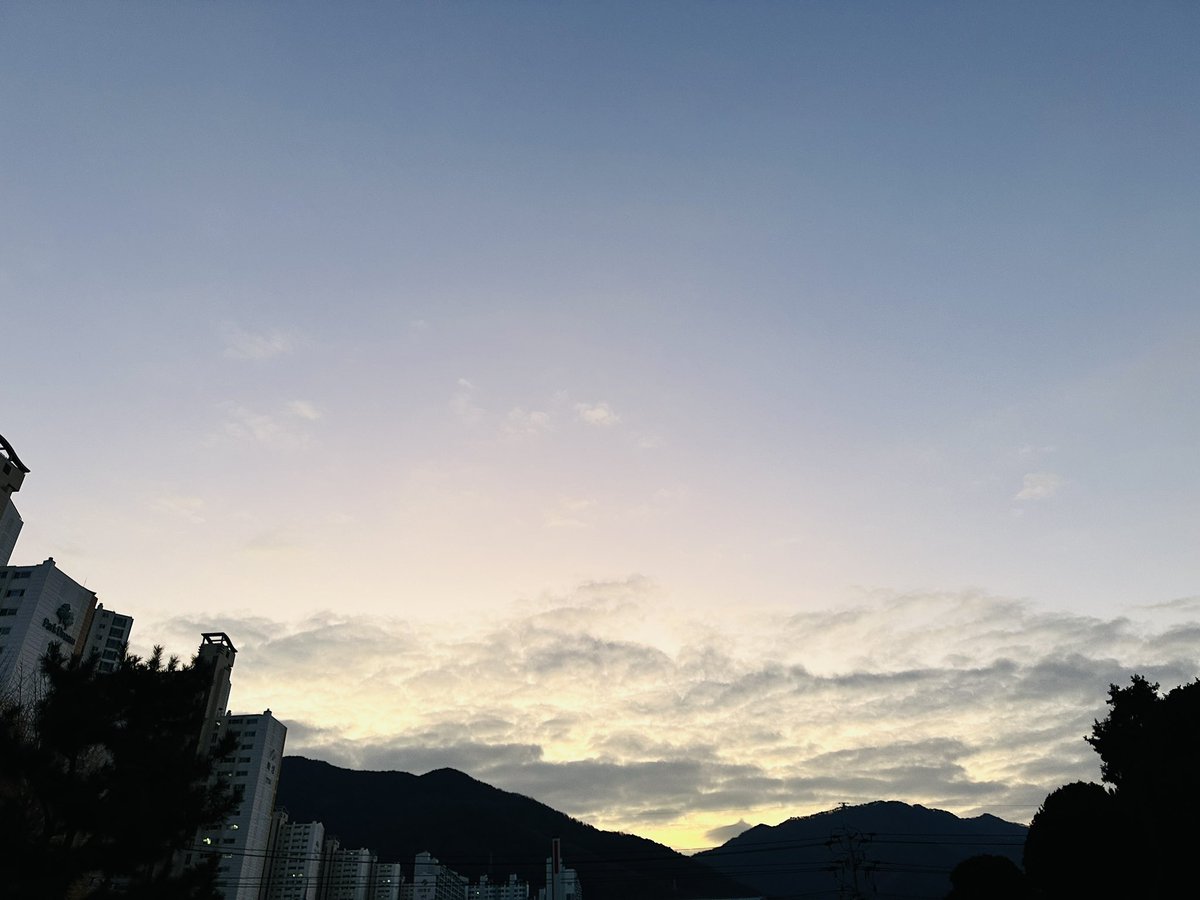 새벽 러닝열차 재발차🏃‍♂️‍➡️🔥

한동안 러닝열차일지를 쓰지 못했어요. 

이거 해서 뭐하나. 라는 저를 괴롭히는 생각 때문이었는데요. 

러닝을 시작한 계기처럼
그냥 다시 올려봅니다!

수요일 오늘하루도 화이팅! 👶