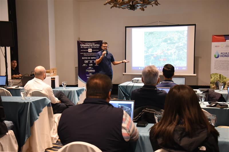 BiovIntCIAT_esp's tweet photo. Socializamos mejoras de la plataforma #AguadeHonduras y recibimos retroalimentación clave para fortalecer la gestión hídrica en Tegucigalpa. Con @aclimaticahn, @USAIDHonduras, DGRH-SERNA, Zamorano y @unaciforhn, trabajamos por construir soluciones locales y nacionales sostenibles https://t.co/TjNUFqJPXG