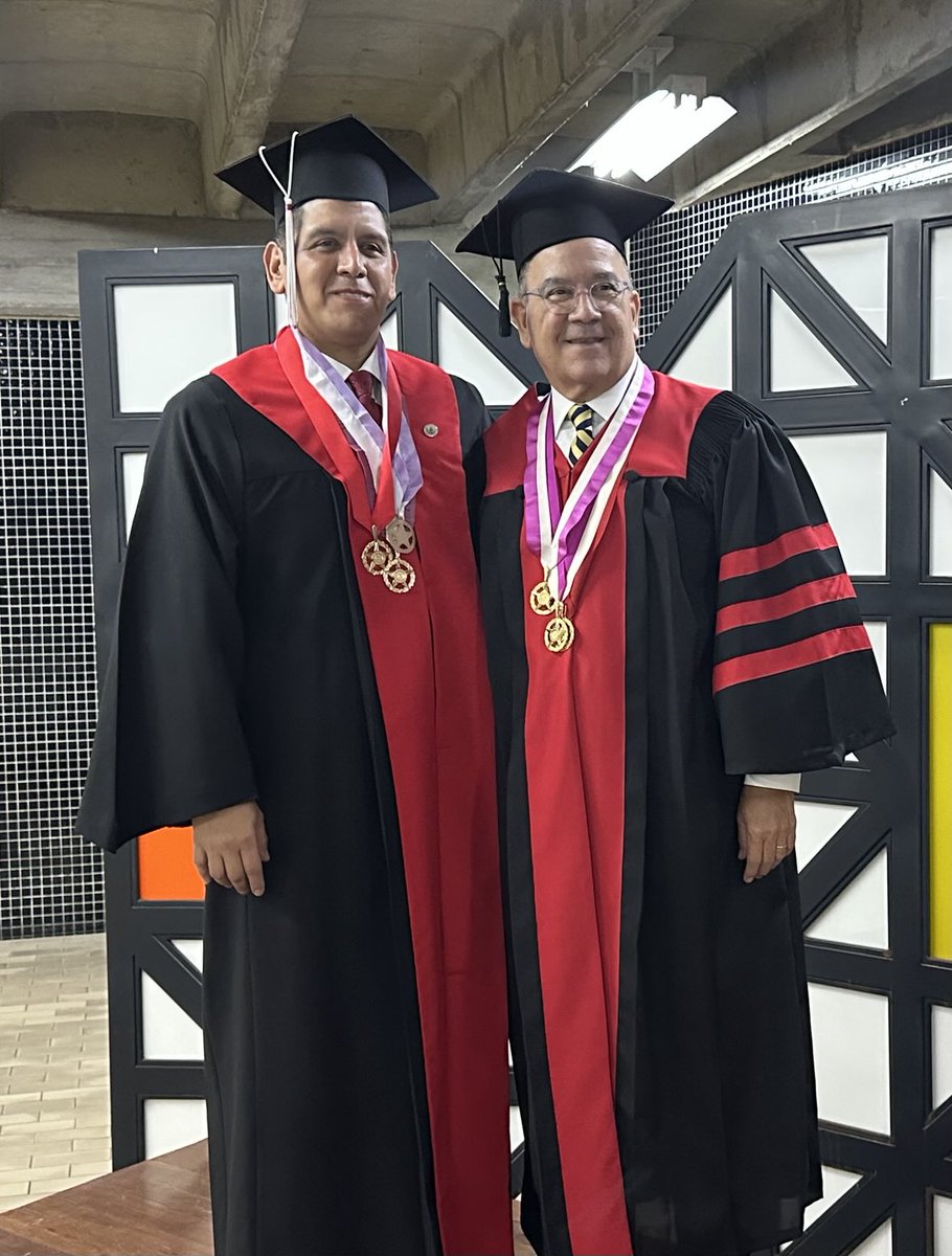 Acompañando a mi hijo Luis Emilio en su acto doctoral en la UCV.