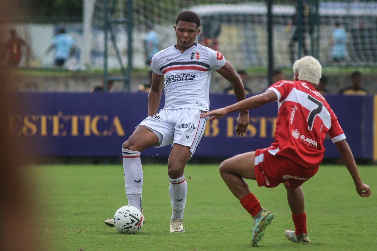 SantaCruzdeBase's tweet photo. #Sub17 | Nesta terça-feira (03), o Santa Cruz empatou com o time do CRB pelo placar de 2x2, em partida válida pela disputa da Aldeia Cup. Os gols da Cobra Coral foram marcados por Pedro e Isaac. ⚫⚪🔴

📸: @fotografaevelyn https://t.co/SvvWYuRHyW