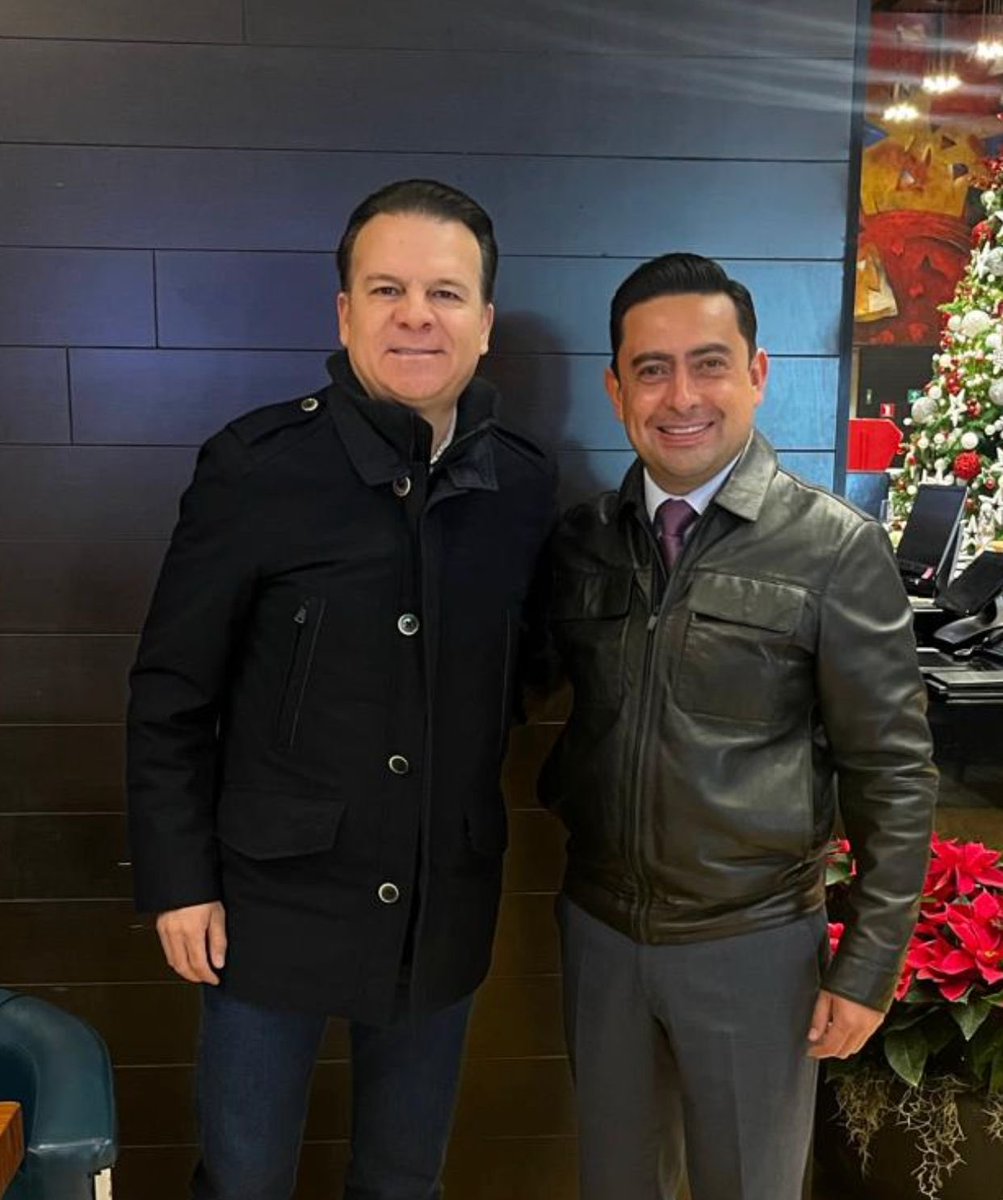 EVillegasV's tweet photo. ¡Que gusto me dio saludar a mi amigo el diputado federal @gerardo_vs!
Sigamos haciendo equipo por las familias de #Durango https://t.co/zGKGIGdhdr