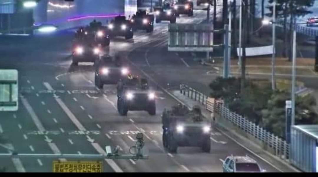 #BREAKING : #SouthKorea lifts martial law after lawmakers reject President Yoon Suk Yeol’s decree. Protesters in Seoul clashed with troops to impeach Yoon.