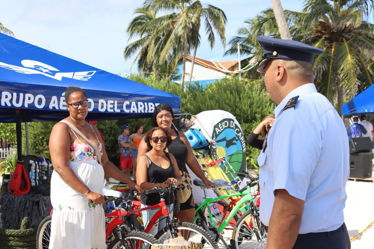 FuerzaAereaCol's tweet photo. Niños en #SanAndrés fueron beneficiados con la donación de bicicletas, gracias a @INALDE y la coordinación de su #FuerzaAeroespacial🇨🇴 para trasladarlas vía aérea desde #Bogotá hasta la Isla.
➡️ https://t.co/hl0u7TAnCh
#ProtegemosLaVida
#CEAIN
#AdAstra🚀 https://t.co/hExzW0Kr73
