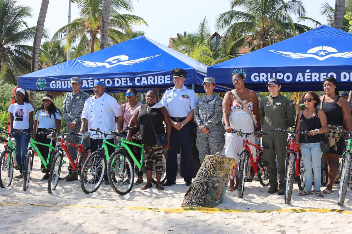 FuerzaAereaCol's tweet photo. Niños en #SanAndrés fueron beneficiados con la donación de bicicletas, gracias a @INALDE y la coordinación de su #FuerzaAeroespacial🇨🇴 para trasladarlas vía aérea desde #Bogotá hasta la Isla.
➡️ https://t.co/hl0u7TAnCh
#ProtegemosLaVida
#CEAIN
#AdAstra🚀 https://t.co/hExzW0Kr73