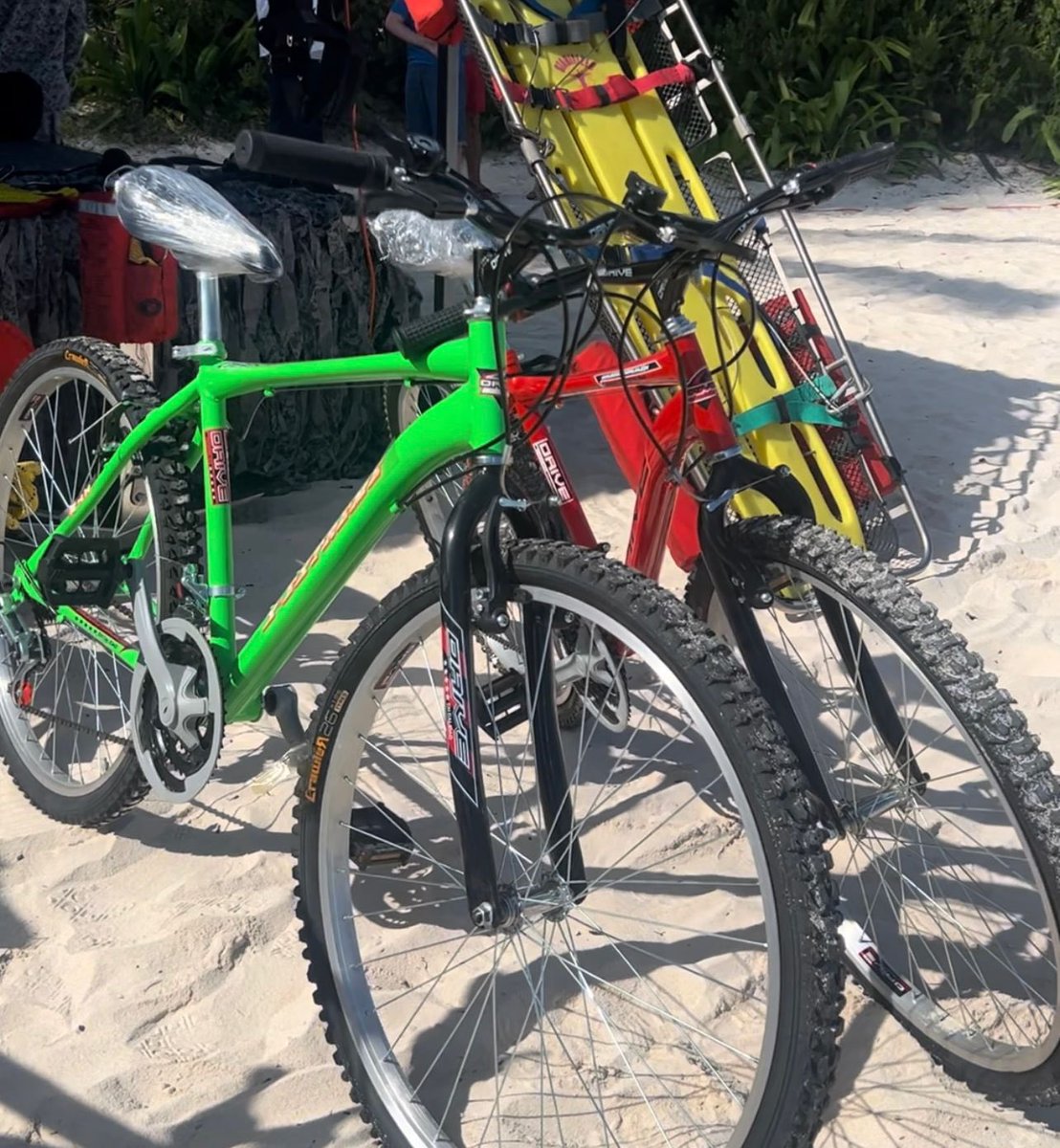 FuerzaAereaCol's tweet photo. Niños en #SanAndrés fueron beneficiados con la donación de bicicletas, gracias a @INALDE y la coordinación de su #FuerzaAeroespacial🇨🇴 para trasladarlas vía aérea desde #Bogotá hasta la Isla.
➡️ https://t.co/hl0u7TAnCh
#ProtegemosLaVida
#CEAIN
#AdAstra🚀 https://t.co/hExzW0Kr73
