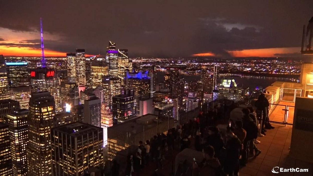 NWSNewYorkNY's tweet image. Flurries were observed in Central Park today making this the first snowfall of the season for Central Park. The snowfall is too light to be measurable, making it only a trace of snow. You can see snow showers in the distance moments ago from the Top of the Rock @EarthCam